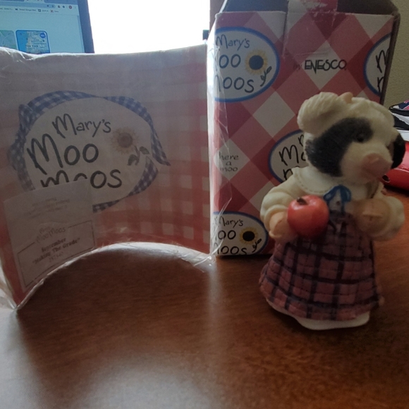 Mary moo moos - Picture 1 of 2